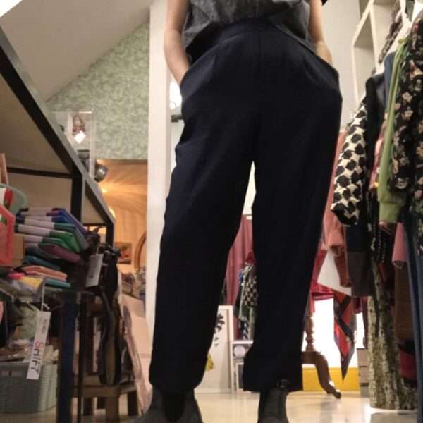 Pantaloni super morbidi con pinces color Blu notte nuova collezione Louche London