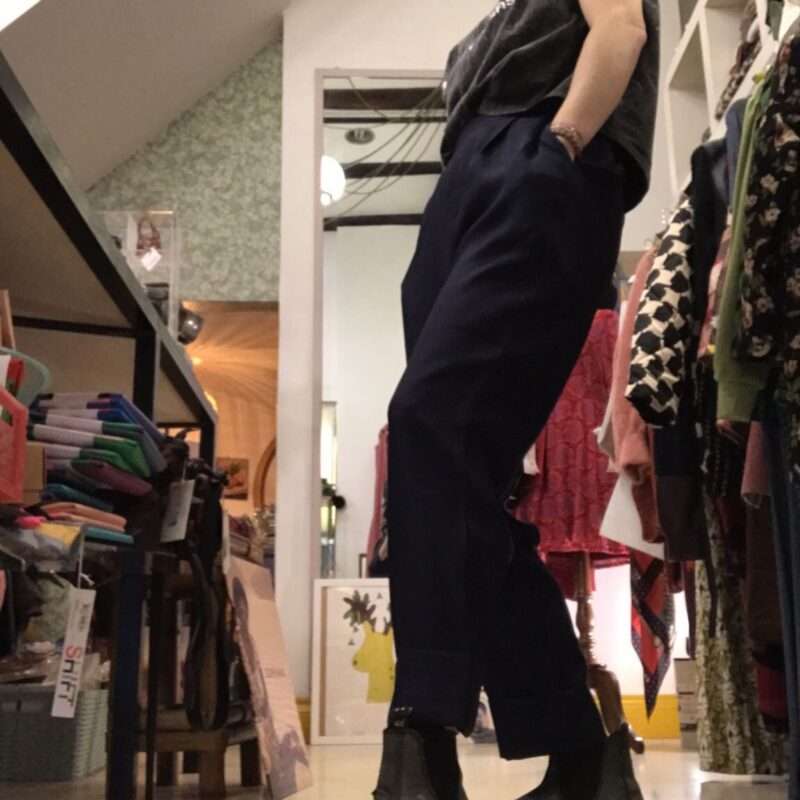 Pantaloni super morbidi con pinces color Blu notte nuova collezione Louche London - immagine 6
