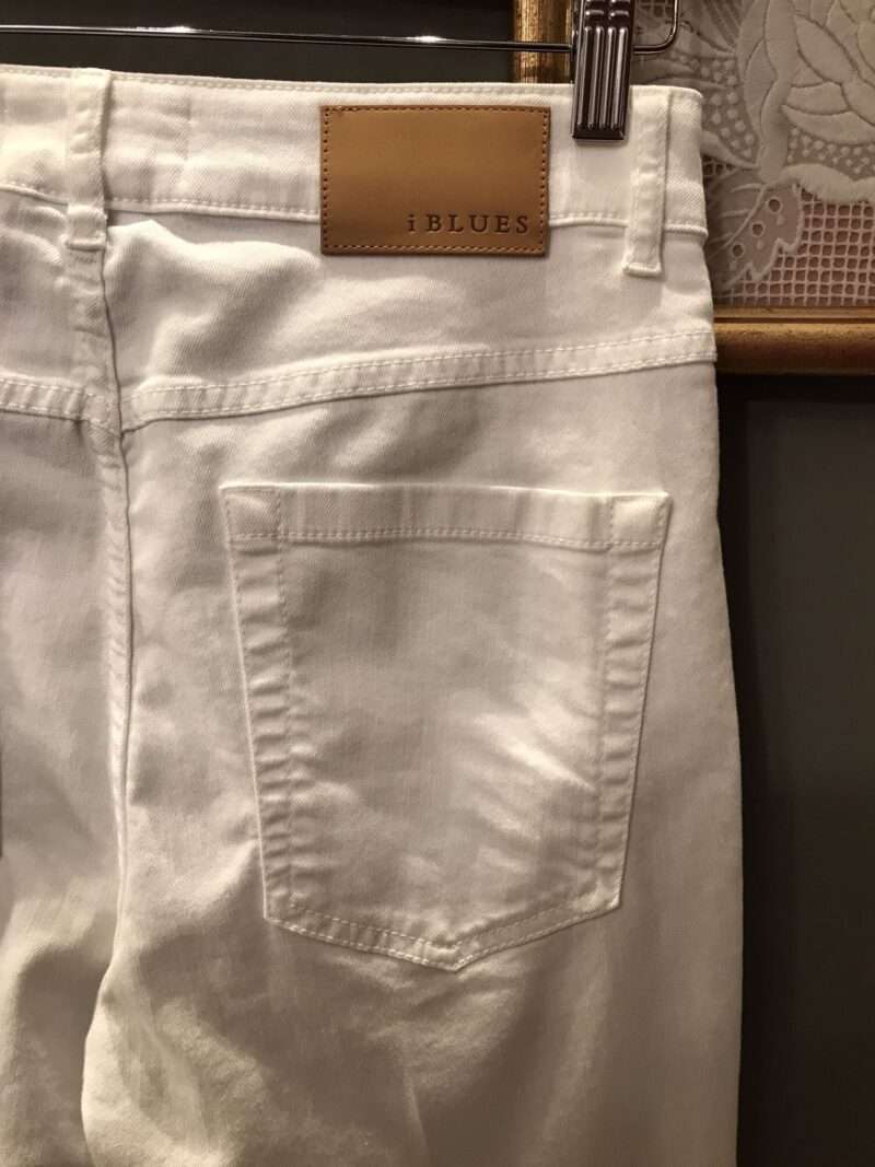 Jeans con piega color bianco vita bassa alla caviglia - immagine 5