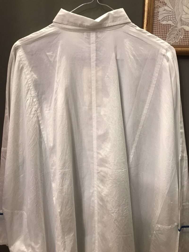 Camicia lunga con tasche color bianco e blu - immagine 3