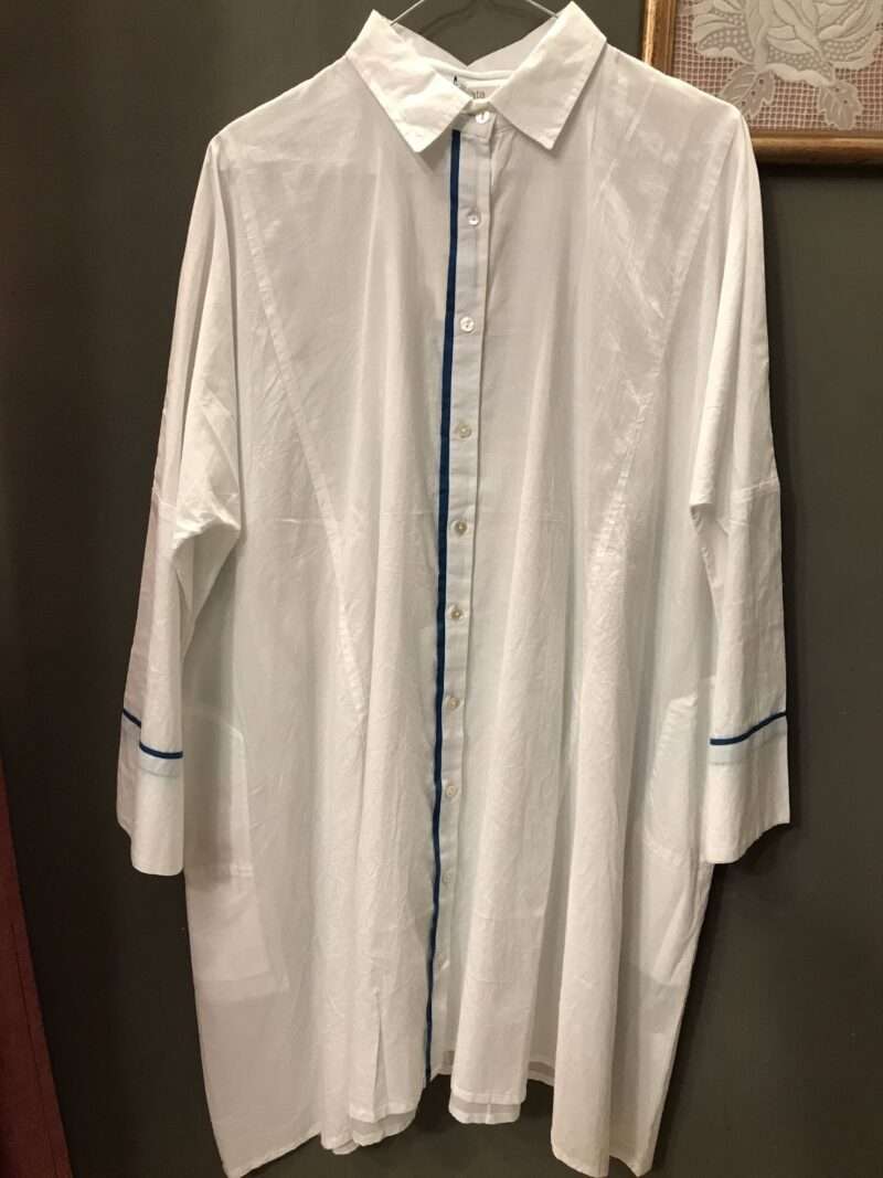 Camicia lunga con tasche color bianco e blu - immagine 2