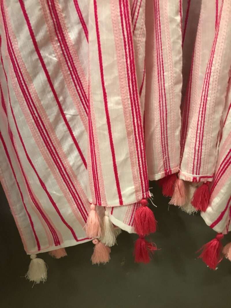 Kaftan a righe bianco fuxia con nappine brand Aghata - immagine 3