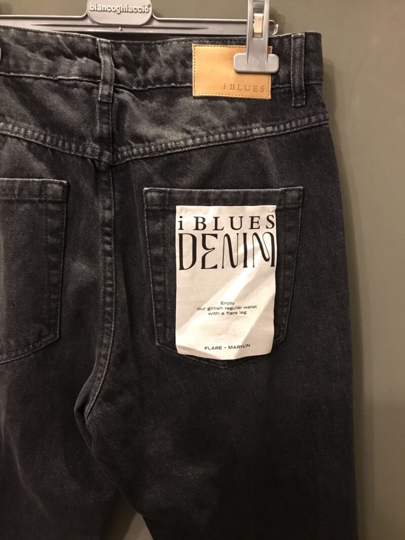 Jeans nero zampa sfrangiata - immagine 4