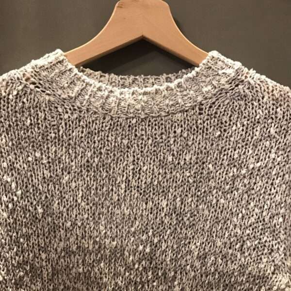 Maglia in filo bianco grigio con fili lurex