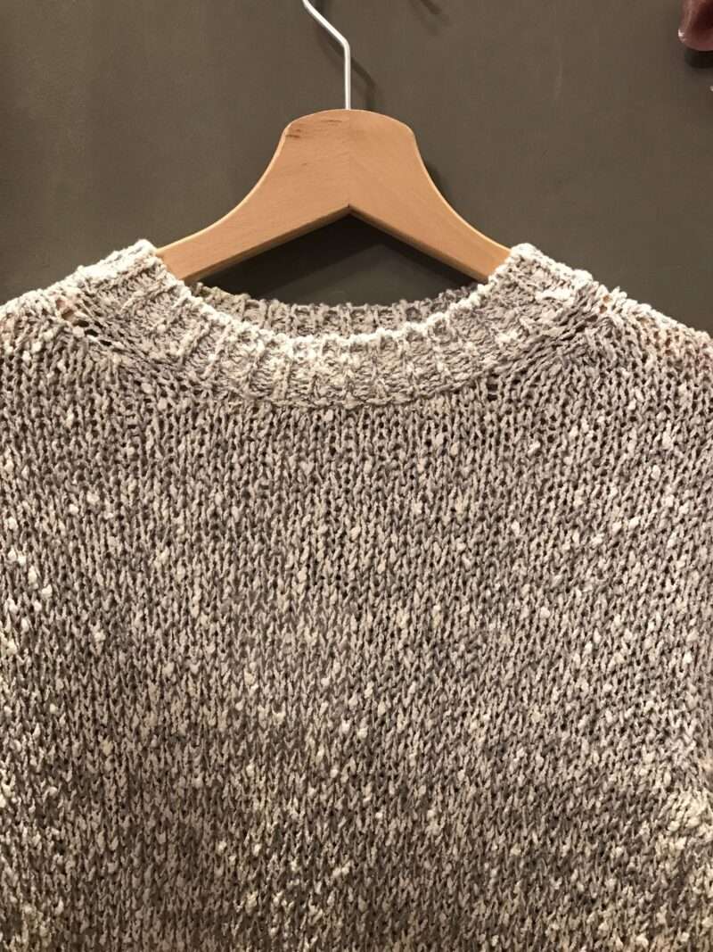 Maglia in filo bianco grigio con fili lurex