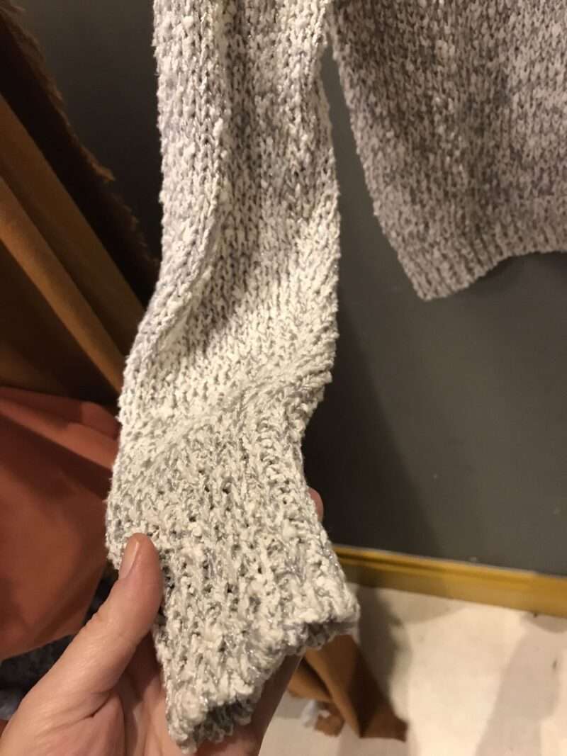 Maglia in filo bianco grigio con fili lurex - immagine 4